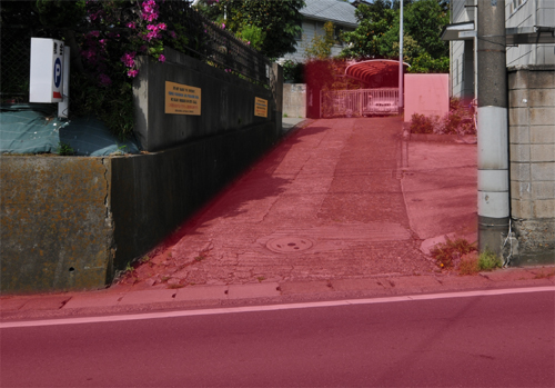 DO NOT BLOCK THE DRIVEWAY. (Red area in photograph.)